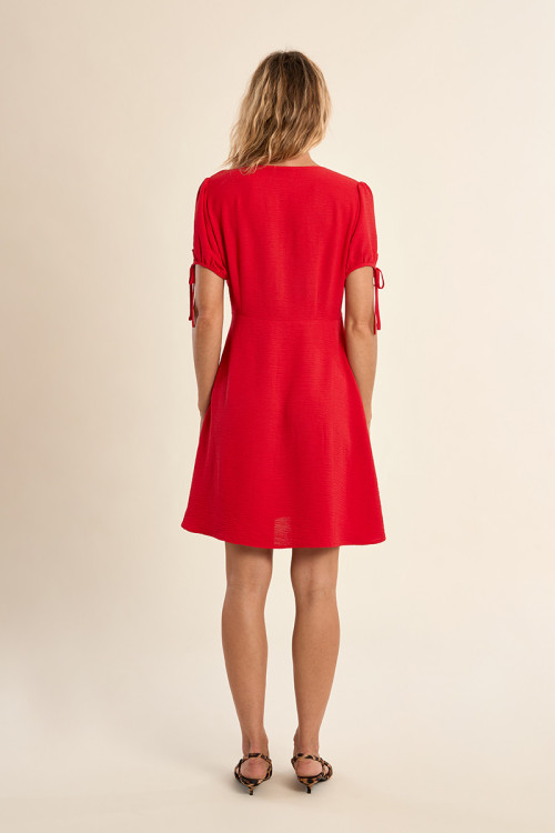 Vestido de manga corta, detalle lazada.