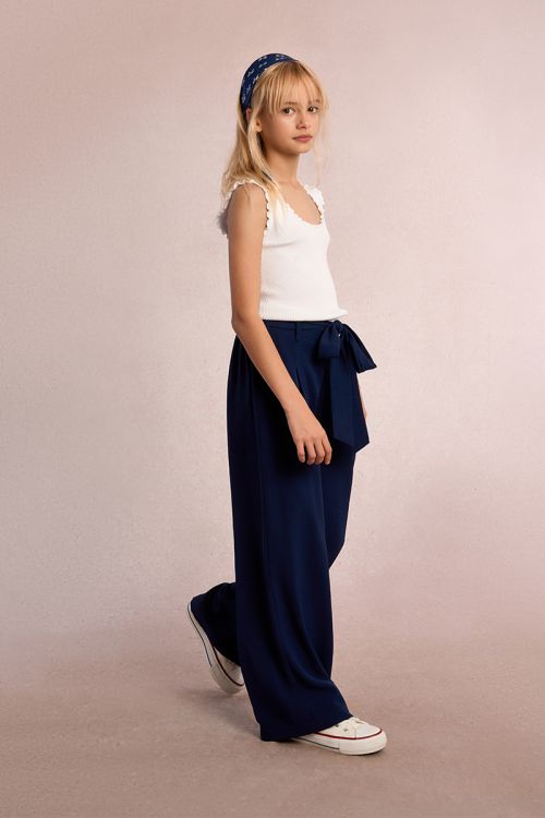 Pantalón de niña largo, con pliegues y lazada.