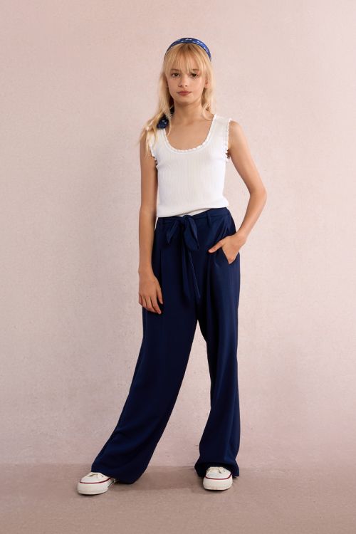 Pantalón de niña largo, con pliegues y lazada.