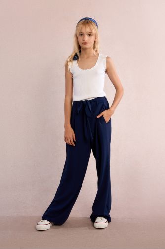 Pantalón de niña largo, con pliegues y lazada.