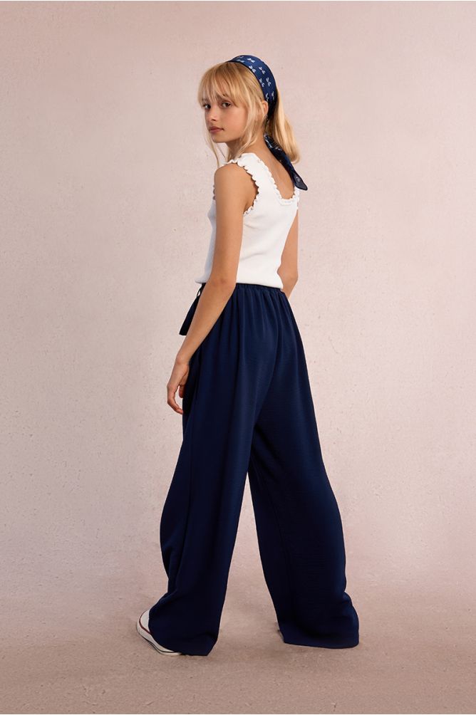 Flowing tie-down trousers