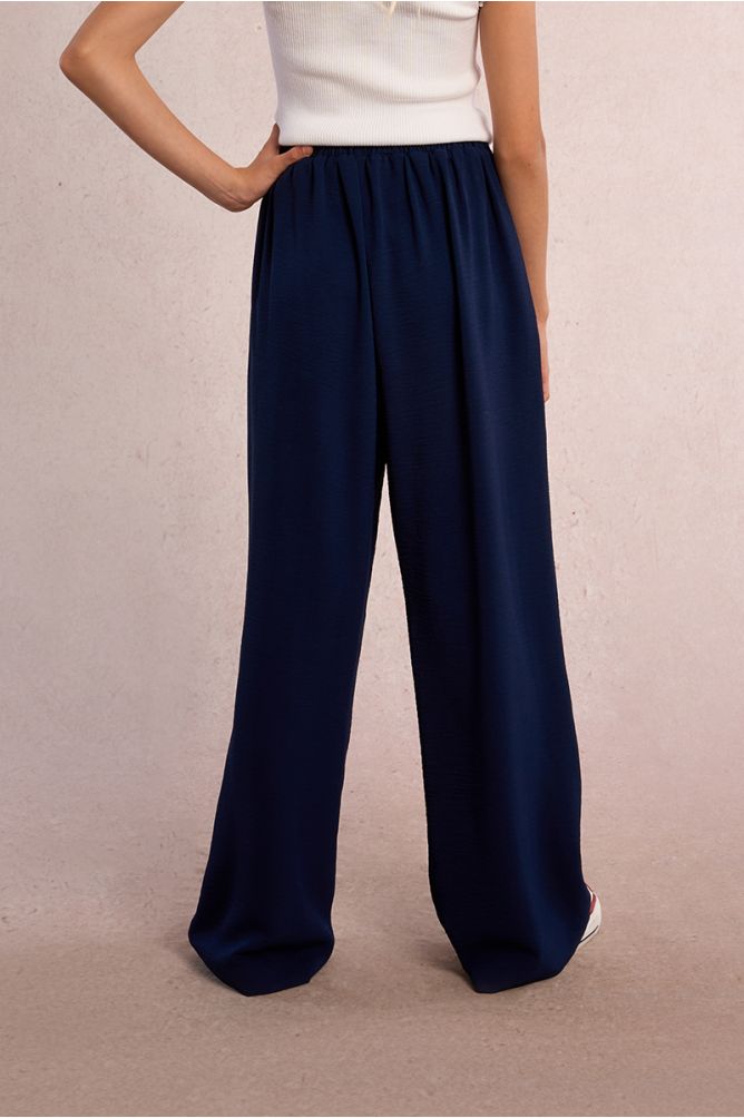 Flowing tie-down trousers