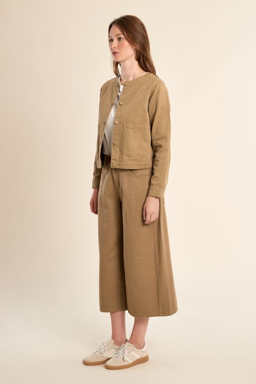 Chaqueta de mujer vaquera, de manga larga.