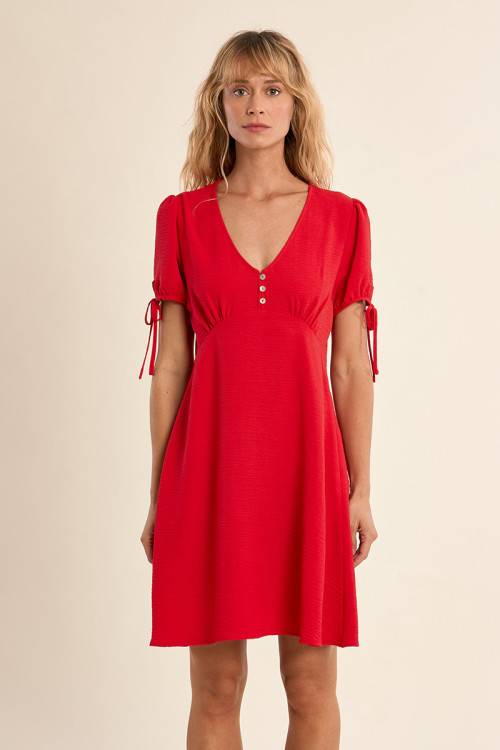 Vestido de manga corta, detalle lazada.