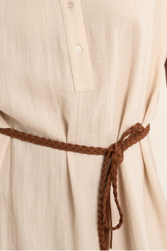 Vestido corto, de manga sisa, detalle cinturón.