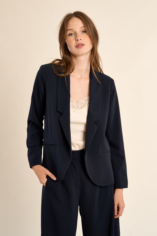 Blazer de mujer de manga 3/4, cuello y solapa.