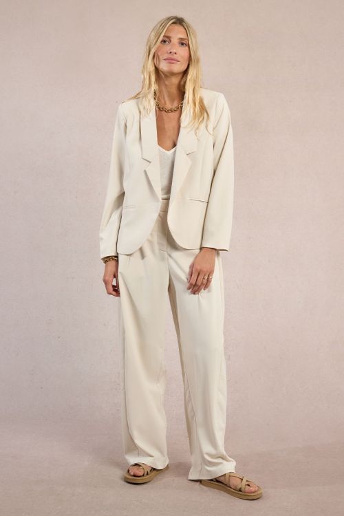 Blazer de mujer de manga 3/4, cuello y solapa.