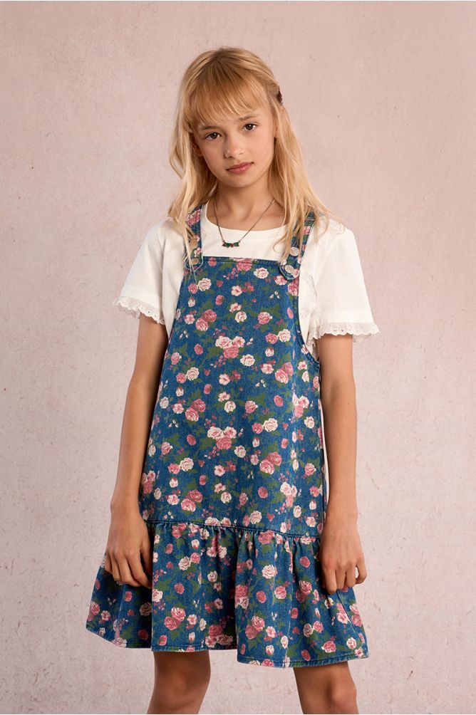 Camiseta de niña de manga corta, detalle corazón y volantes.