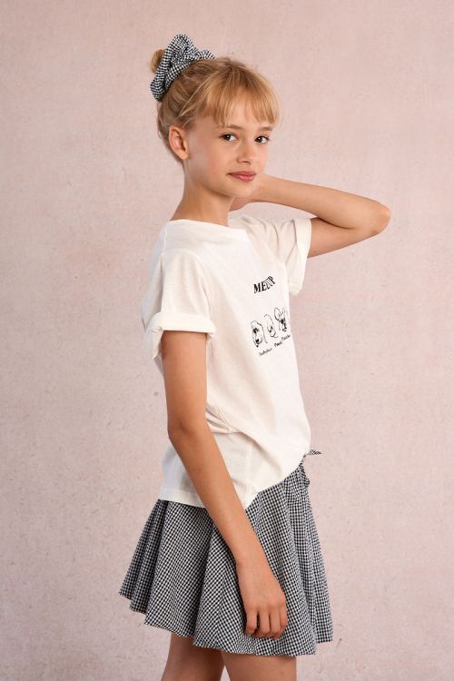 Camiseta de niña de manga corta, con estampado.