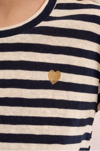 Camiseta de niña de manga corta, corazón y estampado rayas.