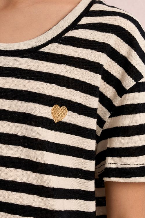 Camiseta de niña de manga corta, corazón y estampado rayas.
