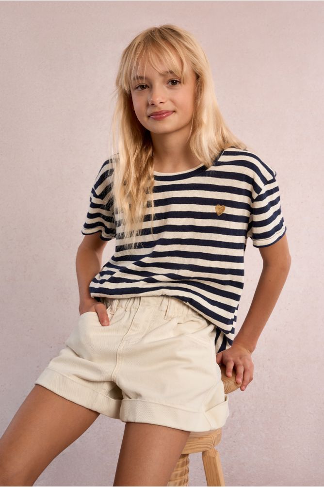 Camiseta de niña de manga corta, corazón y estampado rayas.