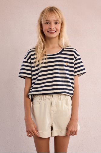 Camiseta de niña de manga corta, corazón y estampado rayas.