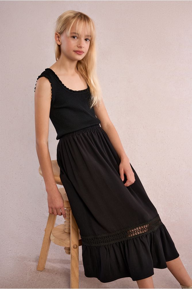 Top de niña sin manga, detalle volentes.