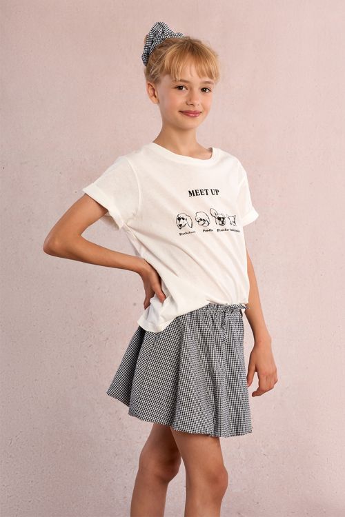 Falda de niña corta, estampado vichy.