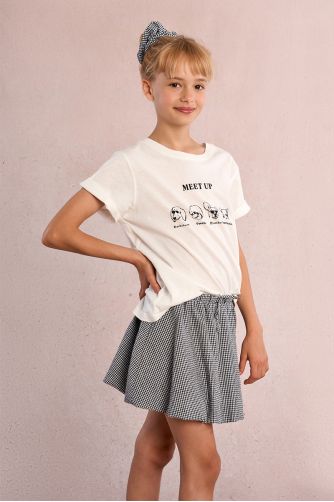 Falda de niña corta, estampado vichy.