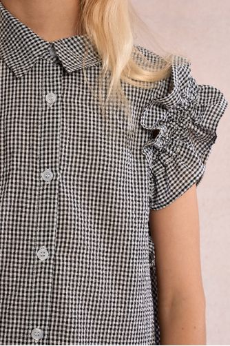 Vestido de niña de manga corta, volantes y estampado.