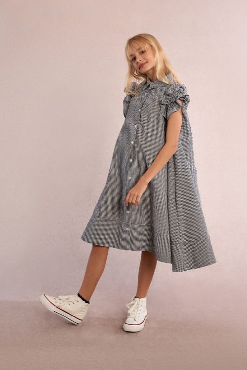 Vestido de niña de manga corta, volantes y estampado.