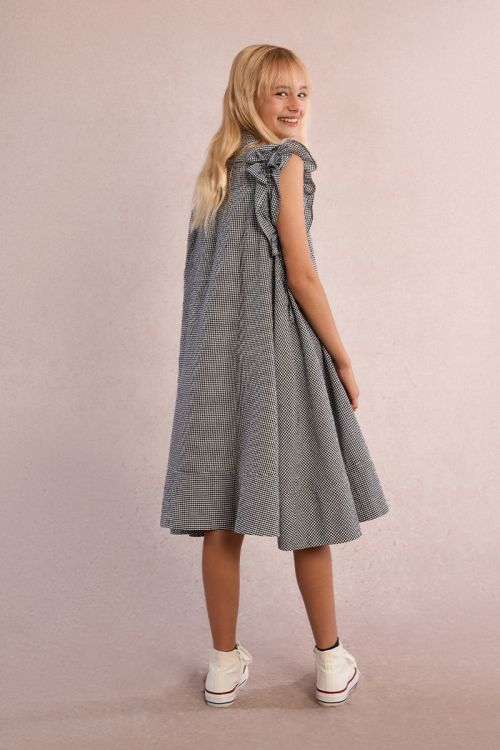 Vestido de niña de manga corta, volantes y estampado.