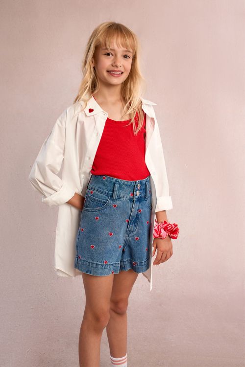 Short en jean à broderie cœur