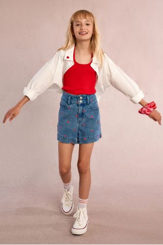 Short en jean à broderie cœur
