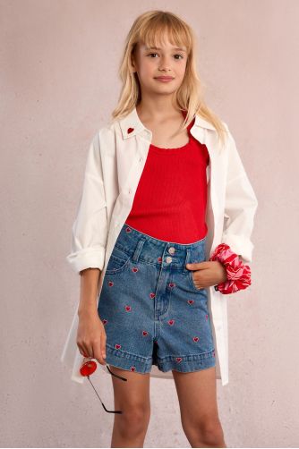 Short en jean à broderie cœur