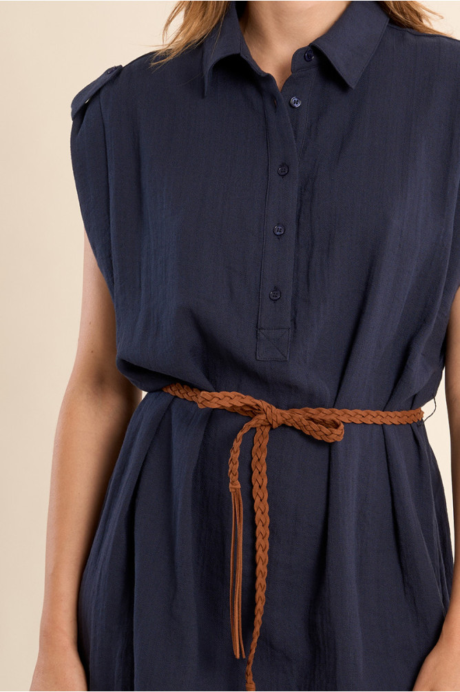 Vestido corto, de manga sisa, detalle cinturón.
