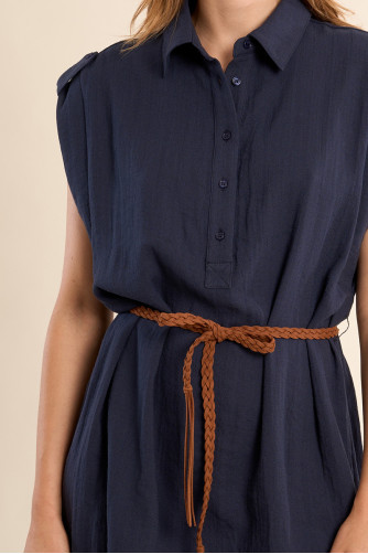 Vestido corto, de manga sisa, detalle cinturón.