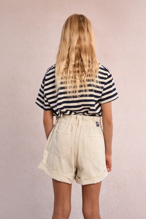 Short de niña vaquero, volante en la cintura.