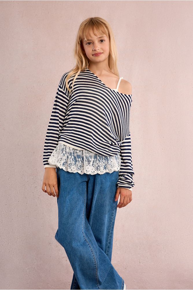 Pantalón de niña largo, vaquero, perneras anchas.