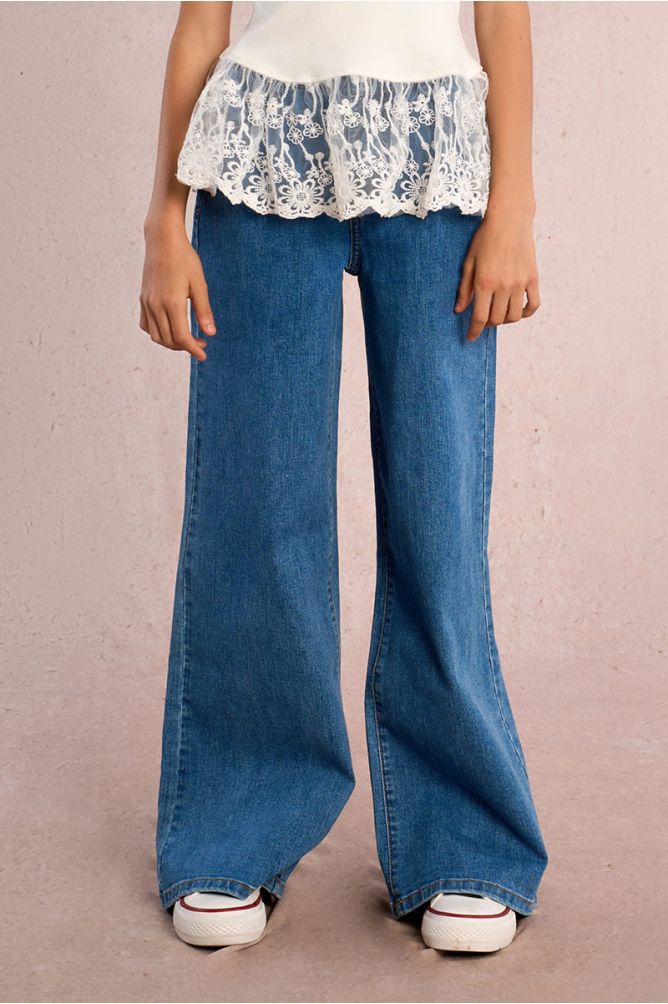 Pantalón de niña largo, vaquero, perneras anchas.