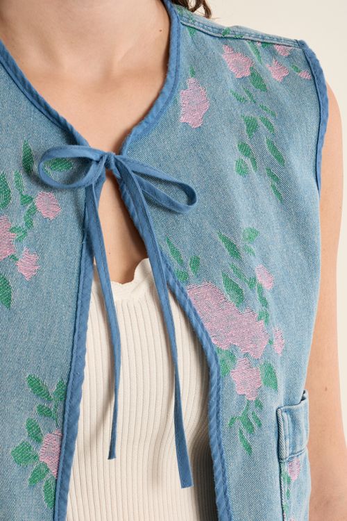 Chaleco de mujer corto, con estampado y lazada.