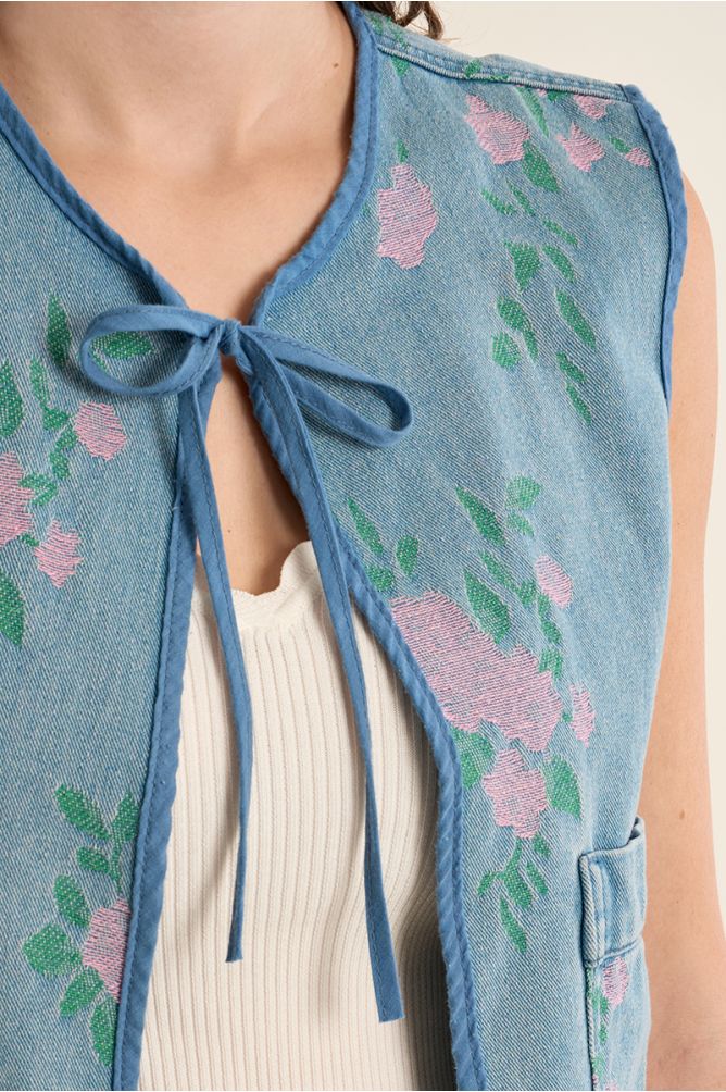 Chaleco de mujer corto, con estampado y lazada.