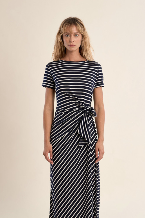 Robe longue décontractée et nouable à la taille