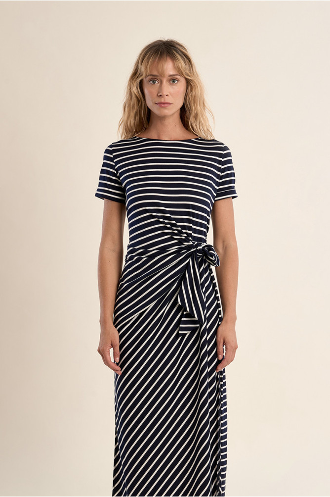 Robe longue décontractée et nouable à la taille