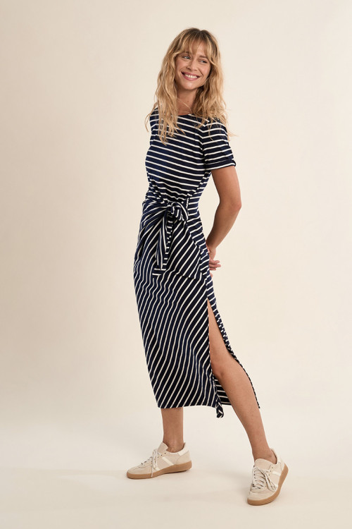Vestido largo, de manga corta, con estampado y lazada.