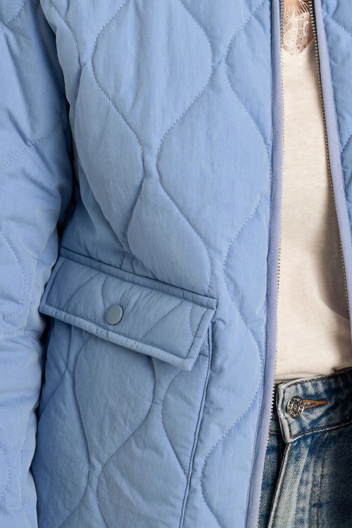 Chaqueta de mujer de manga larga, en tejido acolchado.