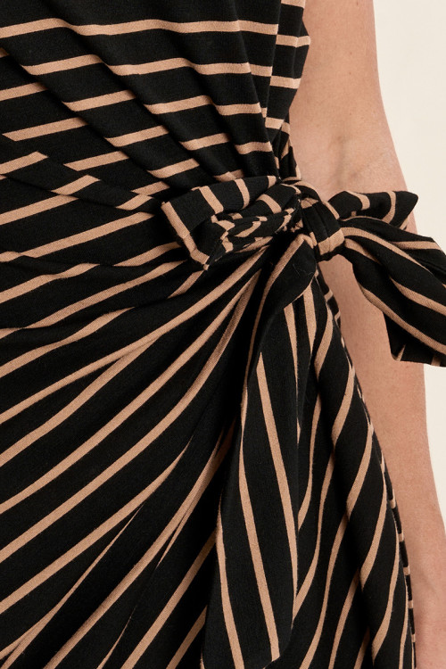 Vestido largo, de manga corta, con estampado y lazada.