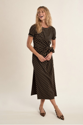 Casual maxi dress with a bow at the waist