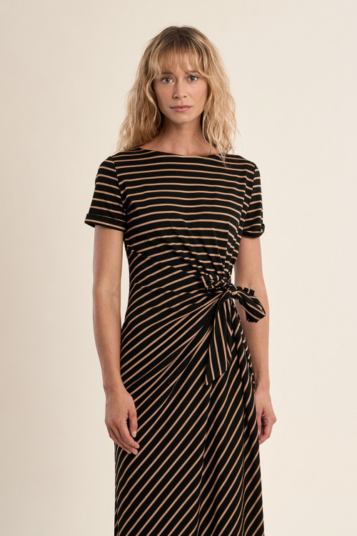 Vestido largo, de manga corta, con estampado y lazada.
