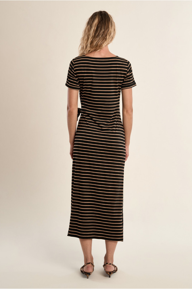 Vestido largo, de manga corta, con estampado y lazada.