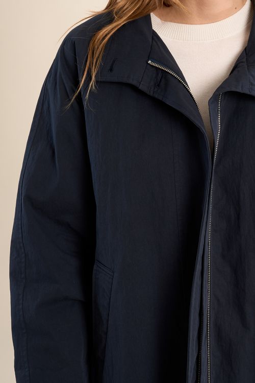 Trench-coat court, oversize