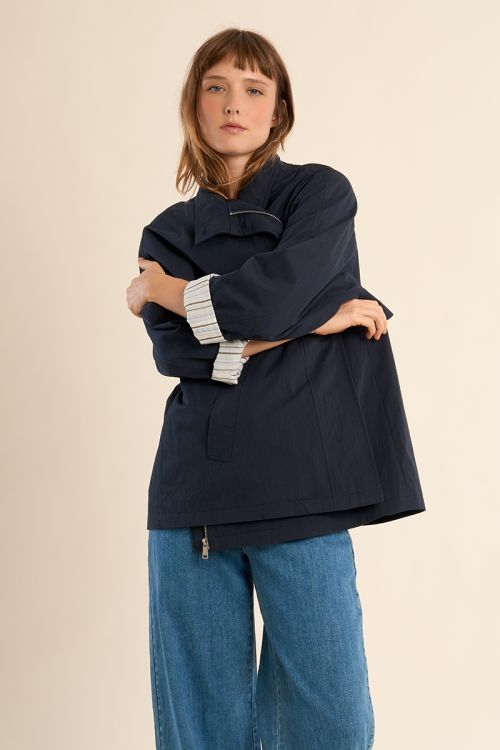 Parka de mujer de manga larga, bolsillos al bies.