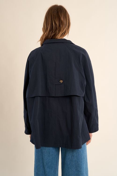 Parka de mujer de manga larga, bolsillos al bies.