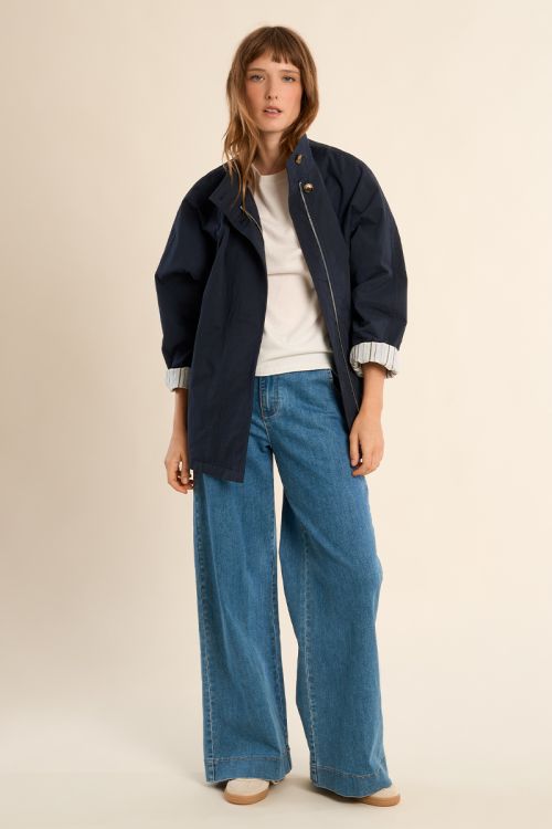 Trench-coat court, oversize