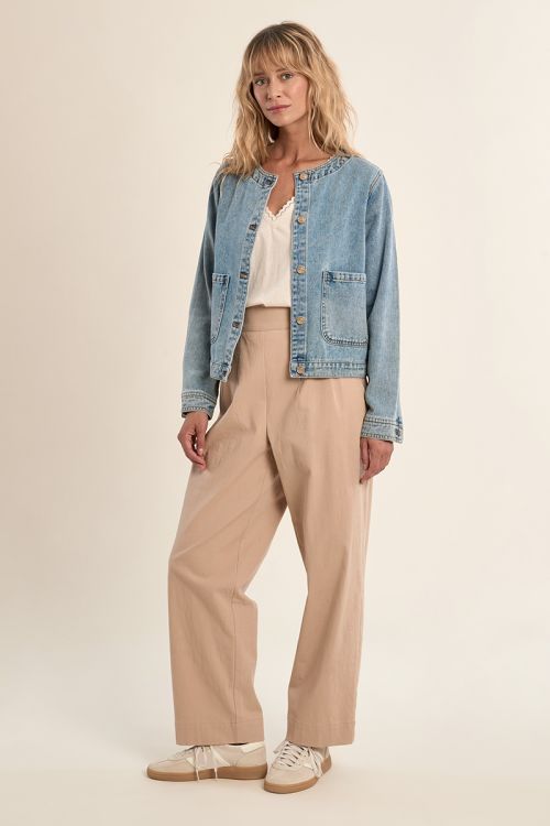 Chaqueta de mujer vaquera, de manga larga.