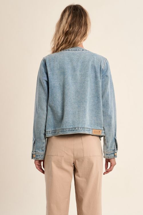 Chaqueta de mujer vaquera, de manga larga.