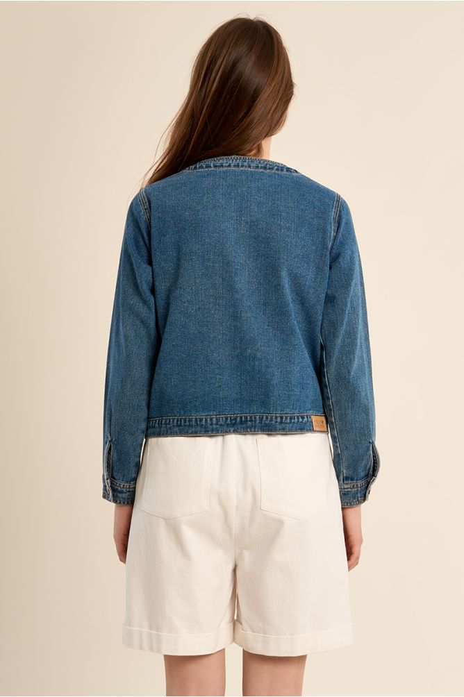 Chaqueta de mujer vaquera, de manga larga.