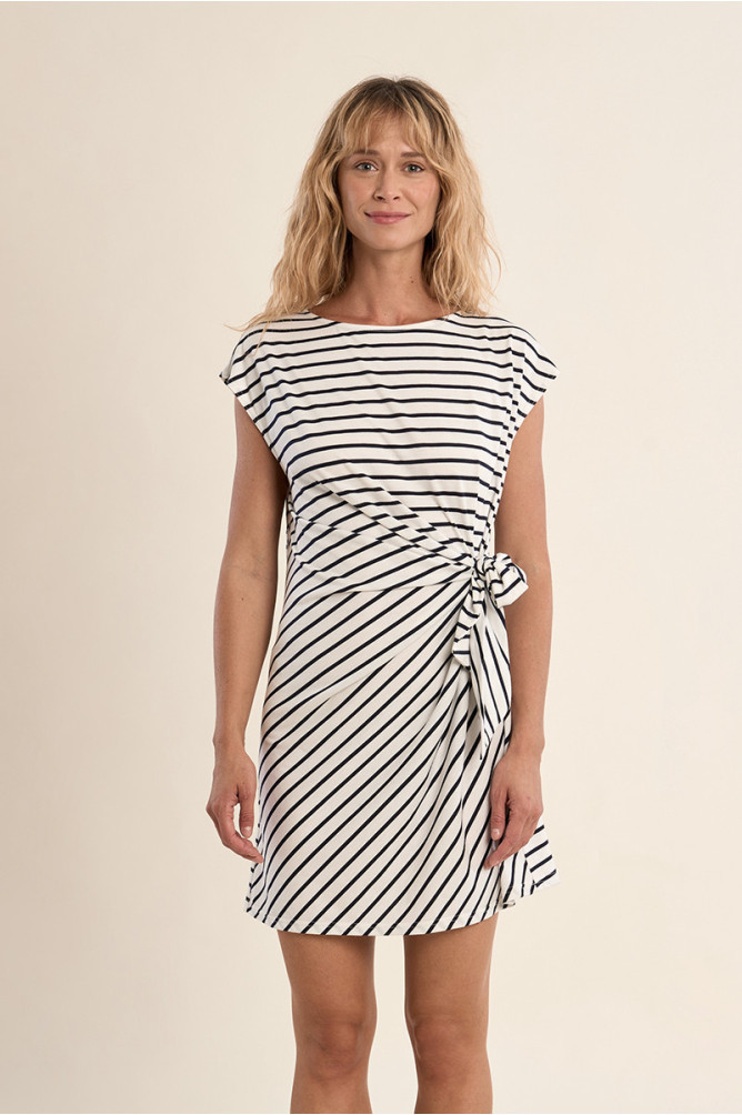 Vestido de manga corta, con estampado y lazada.