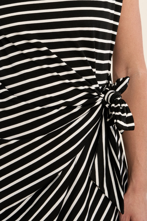 Vestido de manga corta, con estampado y lazada.